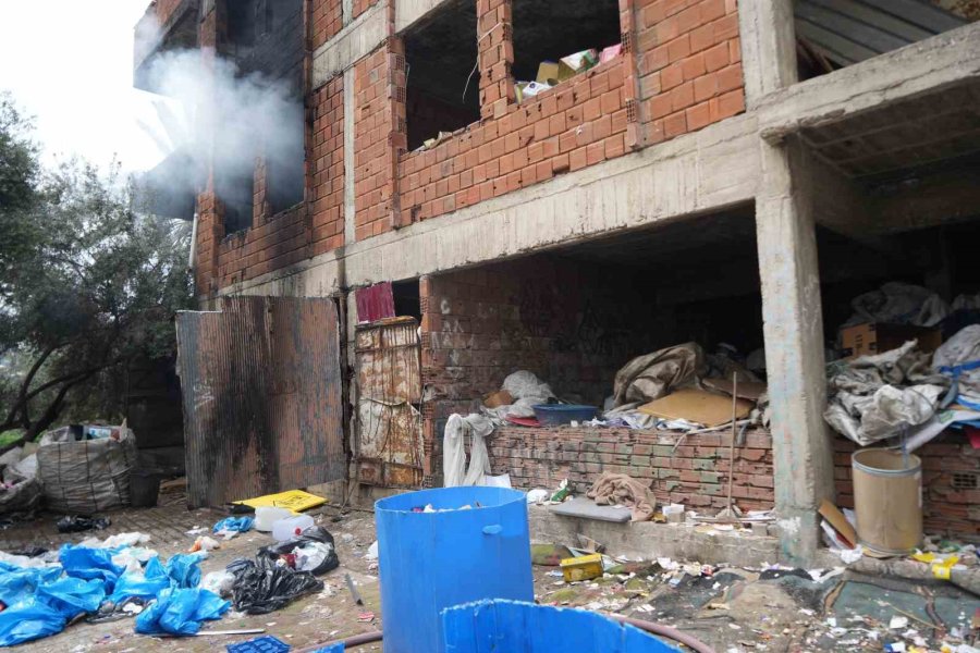 İçi Ve Etrafı Çöplerle Dolu Metruk Bina Yangını Mahalleliyi Tedirgin Etti