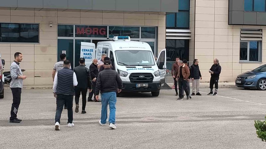 Finike-kumluca Yolunda Kaza: 1 Ölü, 5 Yaralı