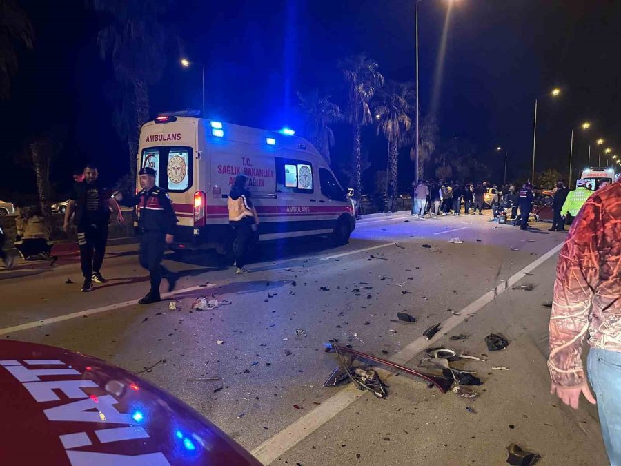 Finike-kumluca Yolunda Kaza: 1 Ölü, 5 Yaralı