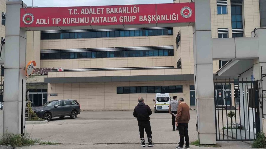 Finike-kumluca Yolunda Kaza: 1 Ölü, 5 Yaralı