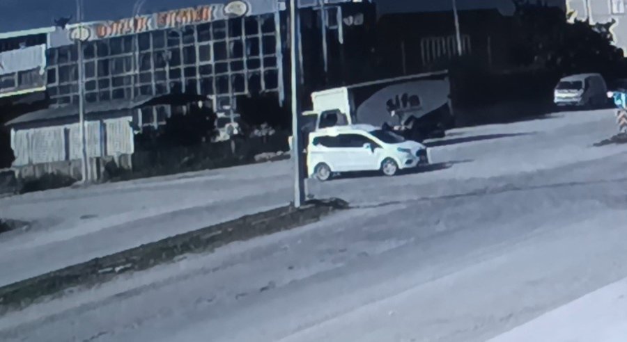 Motosiklet İle Hafif Ticari Araç Çarpıştı: 1 Yaralı