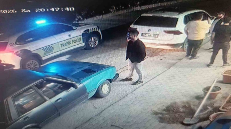 Otomobilin Açılan Kapısına Çarpan Elektrikli Bisiklet Sürücüsü Metrelerce Savurdu