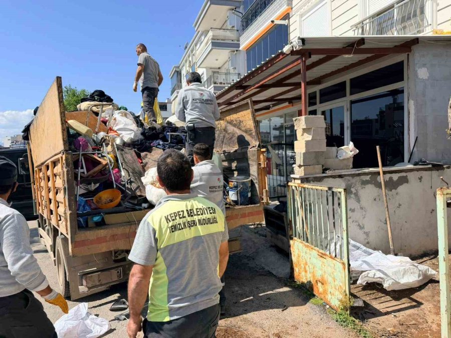 Belediye Boşaltıyor, O Dolduruyor: Daha Önce 2 Operasyonda 16 Kamyon Çöp Çıkan Evden 4 Kamyon Daha Çöp Çıktı