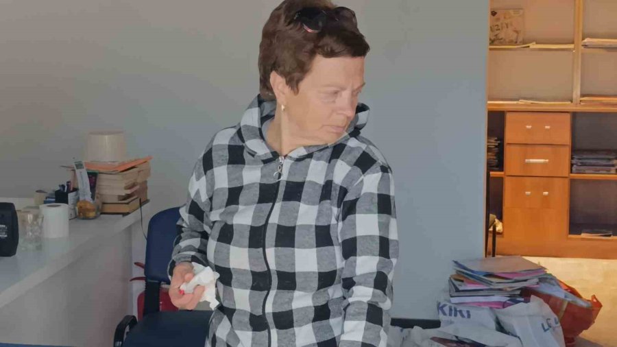 Ukraynalı Kadın Hayatının Şokunu Yaşadı, Kurt Köpeğiyle Dalaşan Kucağındaki Köpeği Parmağını Parçaladı