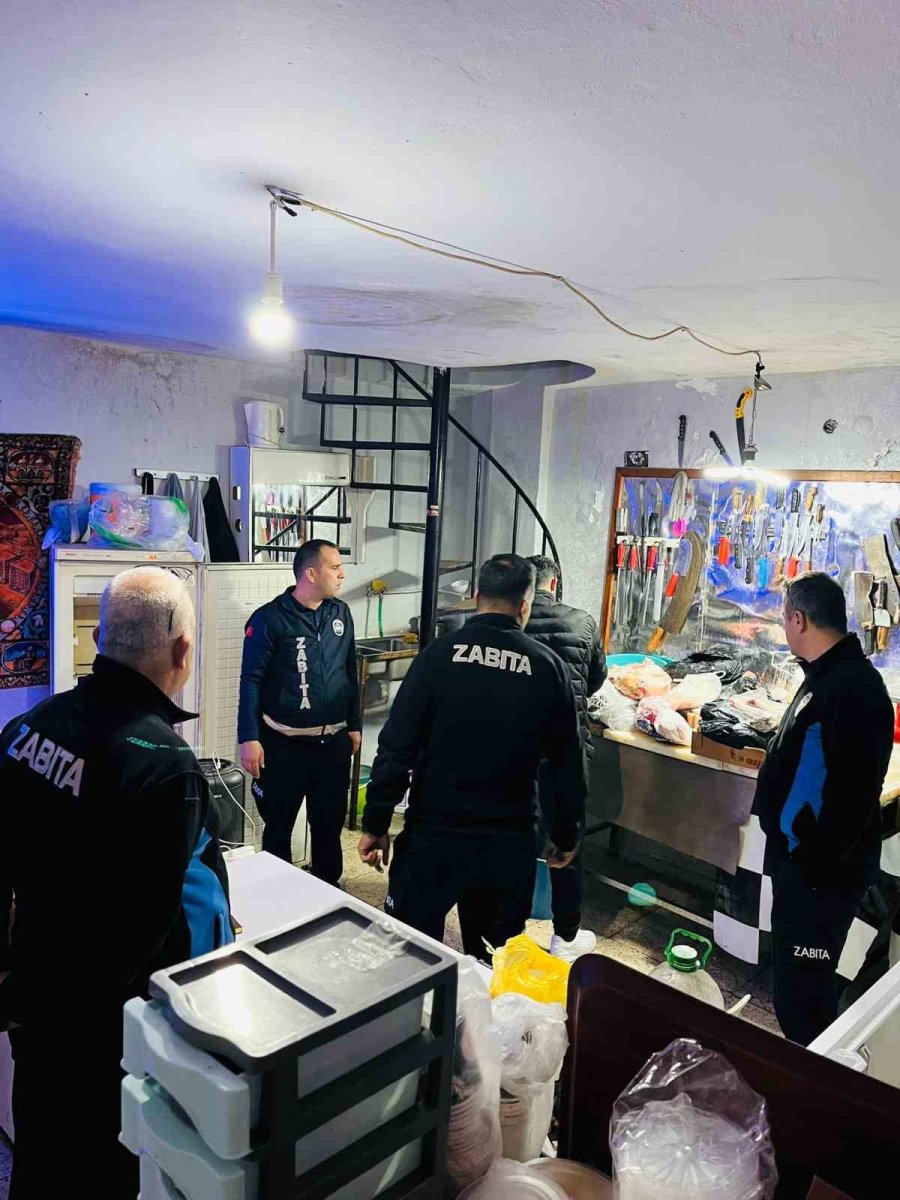 Antalya’da Kasap Dükkanında Mide Bulandıran Görüntü: Zabıtalar Gözlerine İnanamadı