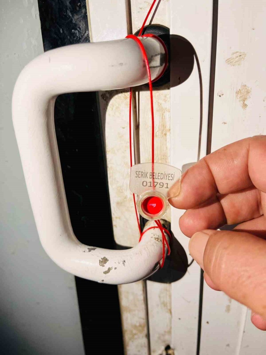 Antalya’da Kasap Dükkanında Mide Bulandıran Görüntü: Zabıtalar Gözlerine İnanamadı