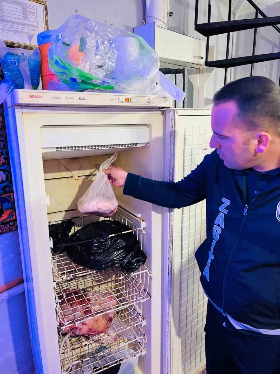 Antalya’da Kasap Dükkanında Mide Bulandıran Görüntü: Zabıtalar Gözlerine İnanamadı