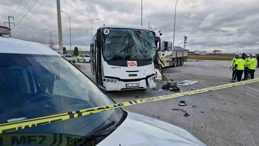 Karaman’da İşçi Servisi İle Tır Çarpıştı: 12 Yaralı