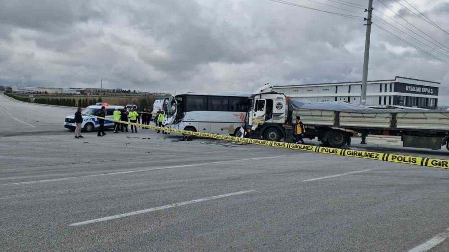 Karaman’da İşçi Servisi İle Tır Çarpıştı: 12 Yaralı