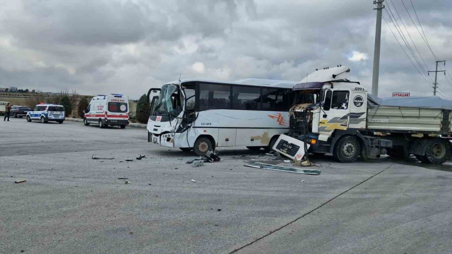 Karaman’da İşçi Servisi İle Tır Çarpıştı: 12 Yaralı