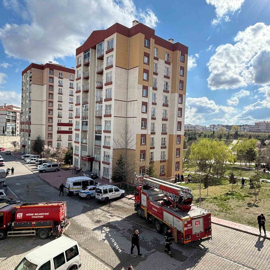 Niğde’de 5. Katta Çıkan Yangında 4 Kişi Tedbir Amaçlı Hastaneye Kaldırıldı