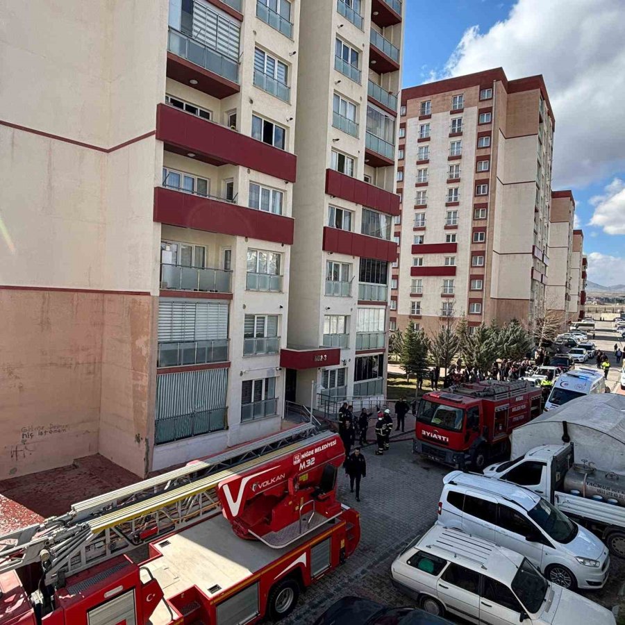 Niğde’de 5. Katta Çıkan Yangında 4 Kişi Tedbir Amaçlı Hastaneye Kaldırıldı