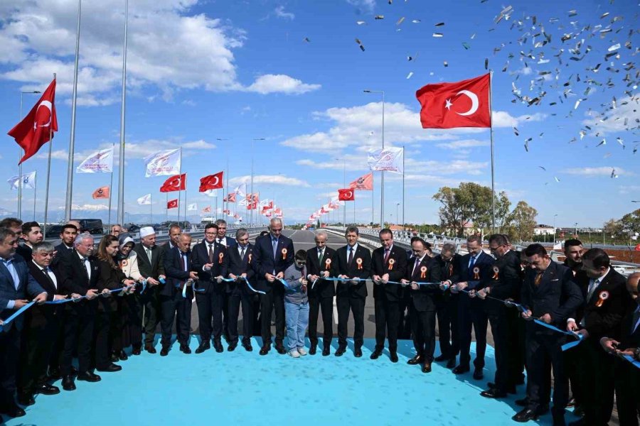 Bakan Uraloğlu: "eskiden Hemzemin Kavşakta Hizmet Veren Sinyalizasyon Sistemini Devre Dışı Bırakarak Trafiğin Dur-kalk Yapmaksızın Akışını Sağladık"