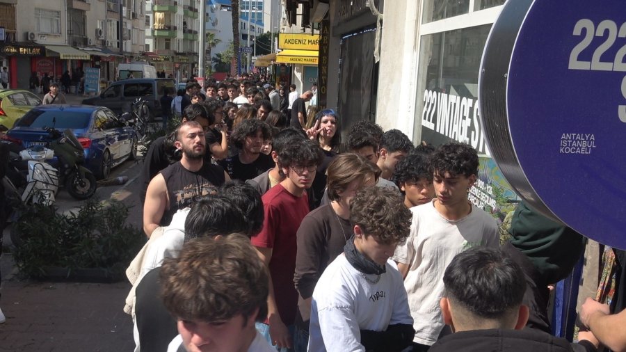 Antalya’da İndirimli İkinci El Giyim Mağazası Açılışı Yoğun İlgi Nedeniyle İzdihama Dönüştü