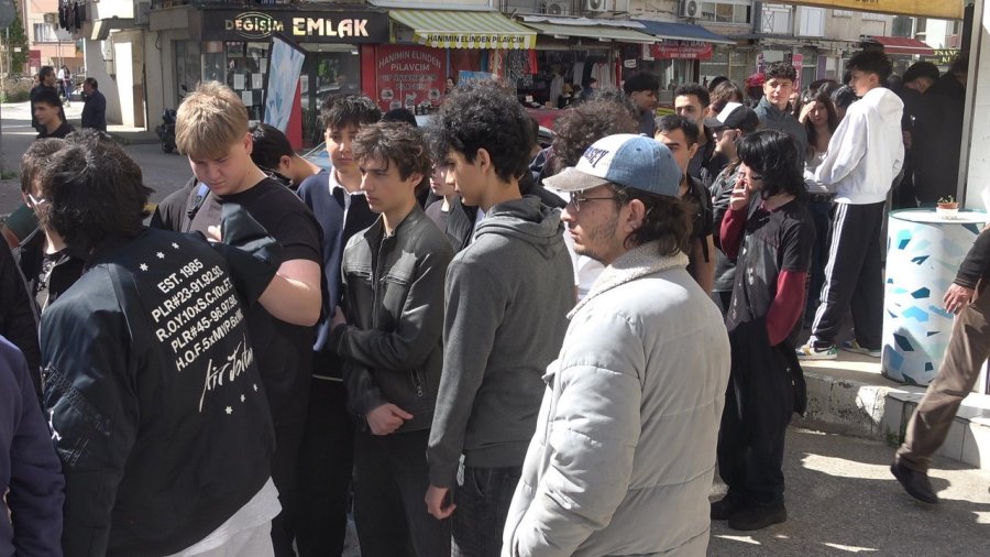 Antalya’da İndirimli İkinci El Giyim Mağazası Açılışı Yoğun İlgi Nedeniyle İzdihama Dönüştü