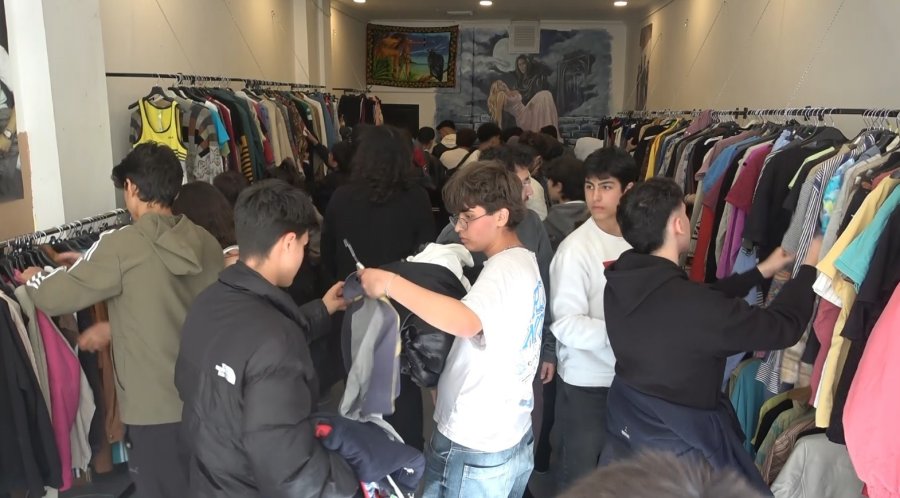 Antalya’da İndirimli İkinci El Giyim Mağazası Açılışı Yoğun İlgi Nedeniyle İzdihama Dönüştü