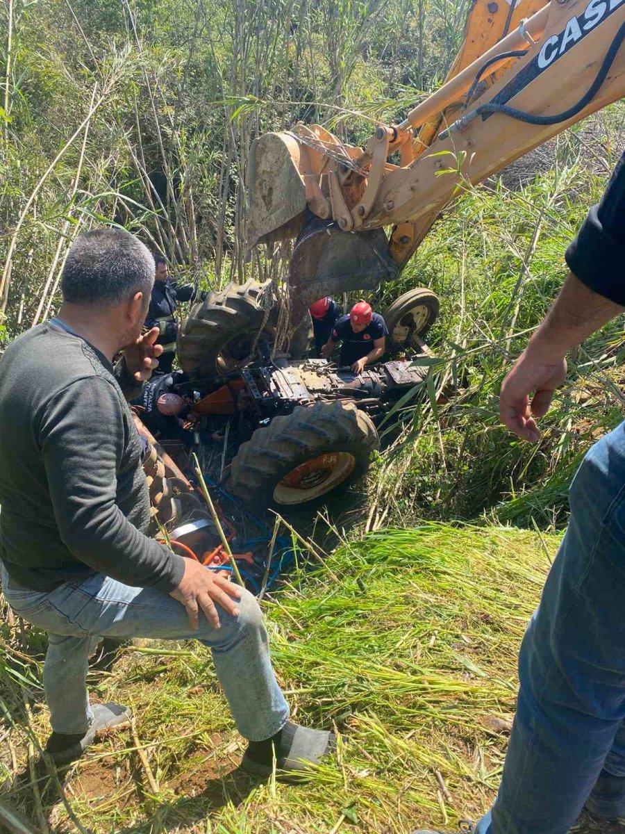 Aksu’da Traktör Dereye Devrildi Sürücü Hayatını Kaybetti