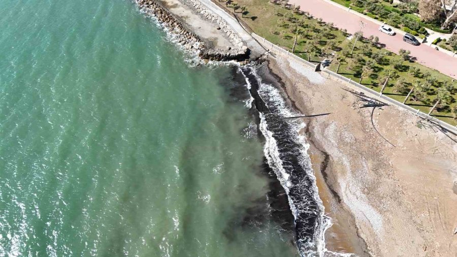 Alanya’da Sahildeki Siyah Tabaka Önce Tedirgin Etti, Gerçek Sonradan Ortaya Çıktı