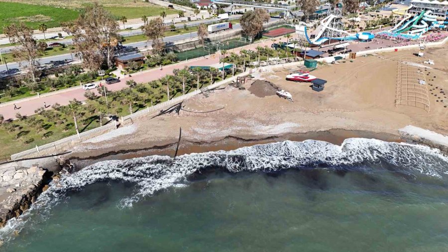 Alanya’da Sahildeki Siyah Tabaka Önce Tedirgin Etti, Gerçek Sonradan Ortaya Çıktı