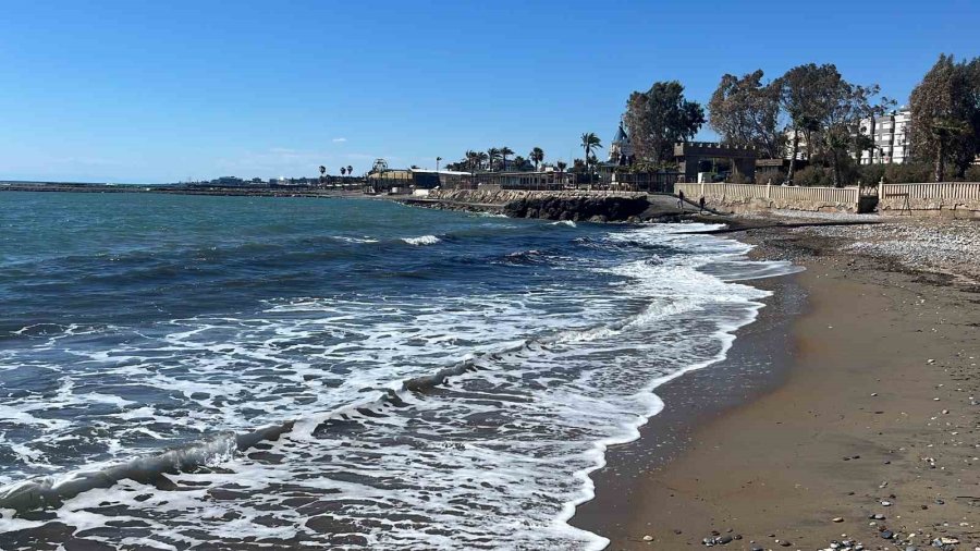 Alanya’da Sahildeki Siyah Tabaka Önce Tedirgin Etti, Gerçek Sonradan Ortaya Çıktı