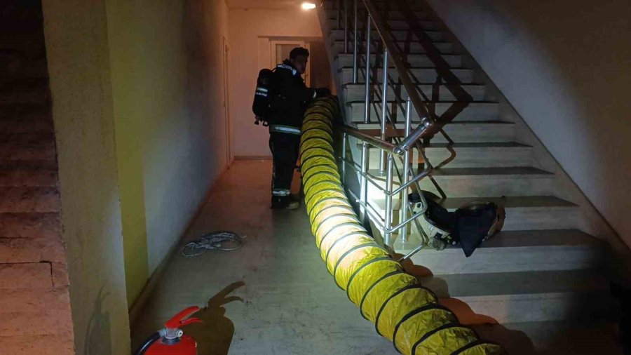 Manavgat’ta Site İçerisinde Çıkan Depo Yangını Korkuttu