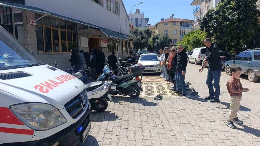 Motosiklet Otomobile Çarptı , O Anlar Güvenlik Kamerasına Yansıdı:1 Yaralı