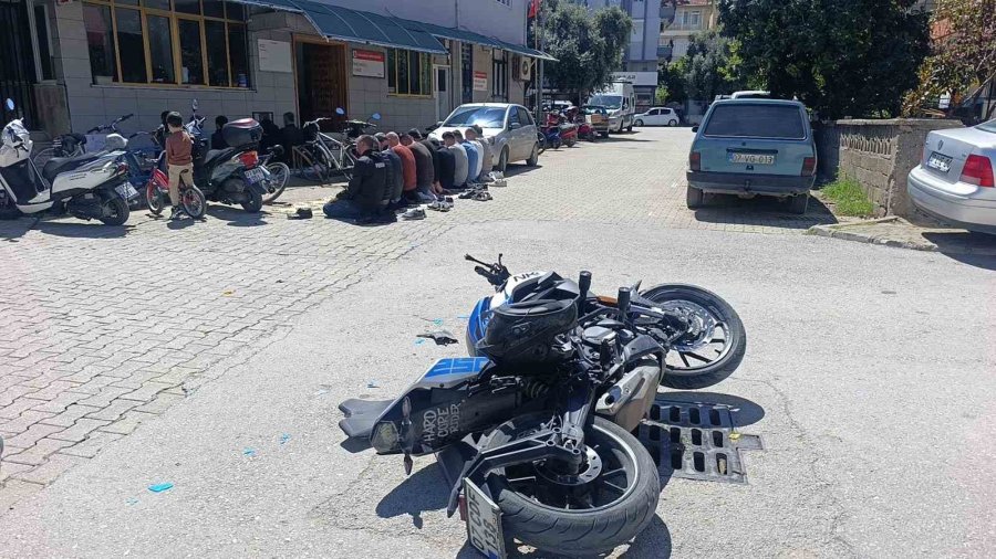 Motosiklet Otomobile Çarptı , O Anlar Güvenlik Kamerasına Yansıdı:1 Yaralı