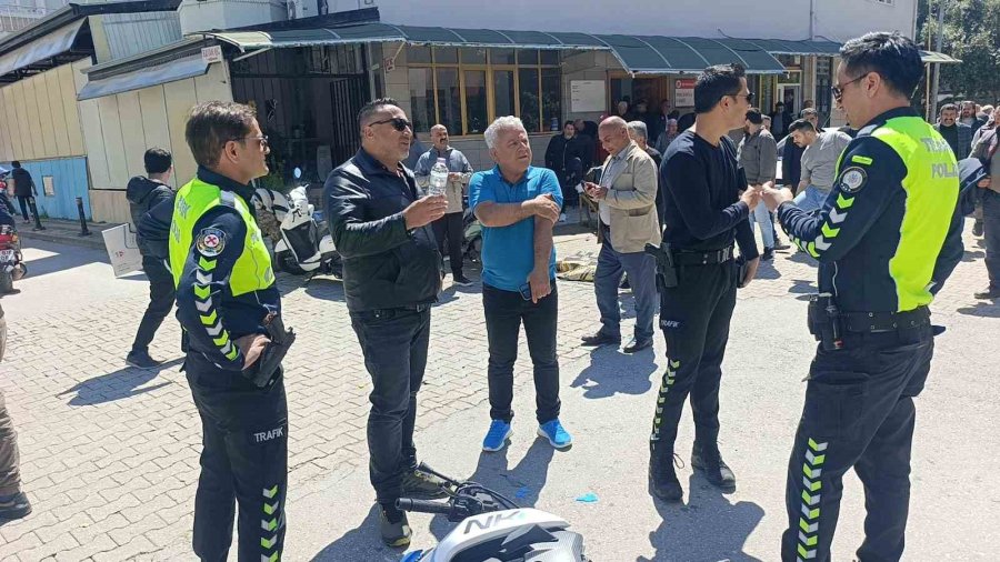 Motosiklet Otomobile Çarptı , O Anlar Güvenlik Kamerasına Yansıdı:1 Yaralı