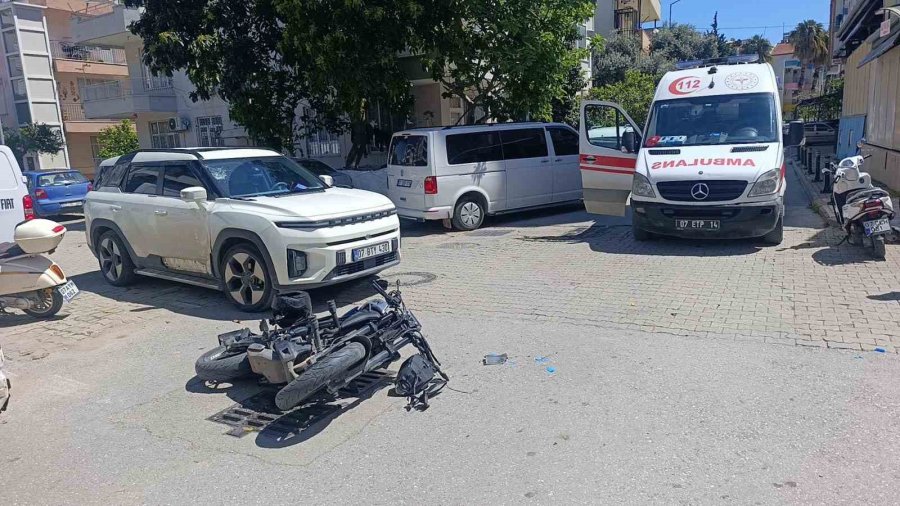 Motosiklet Otomobile Çarptı , O Anlar Güvenlik Kamerasına Yansıdı:1 Yaralı
