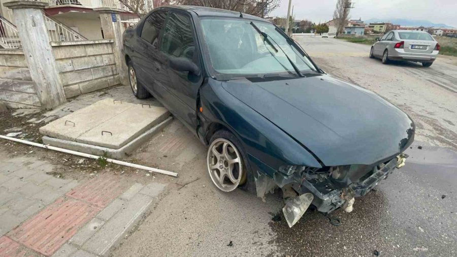 Karaman’da Kontrolden Çıkan Otomobil Kaldırıma Çıktı