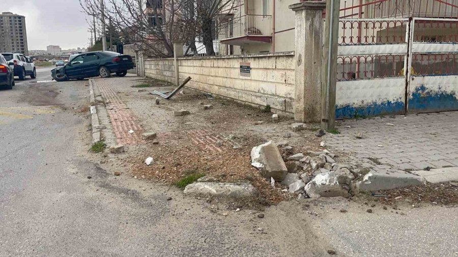 Karaman’da Kontrolden Çıkan Otomobil Kaldırıma Çıktı