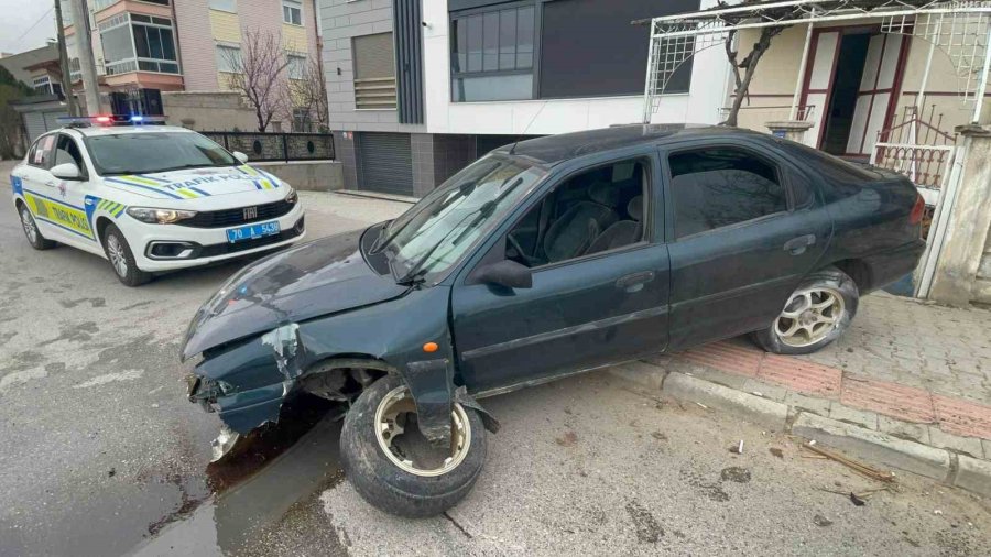 Karaman’da Kontrolden Çıkan Otomobil Kaldırıma Çıktı