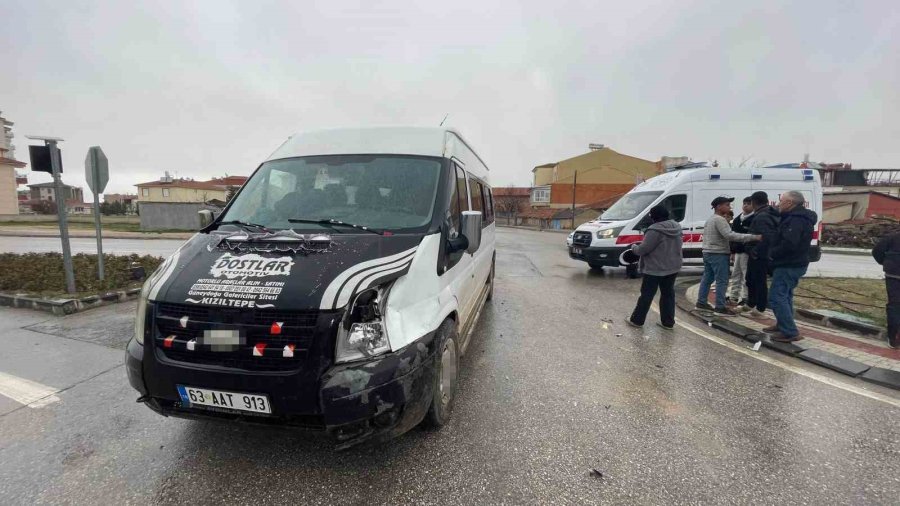 Karaman’da Minibüsle Motosiklet Çarpıştı: 1 Yaralı