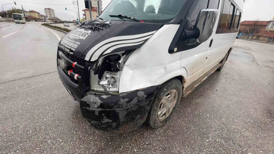 Karaman’da Minibüsle Motosiklet Çarpıştı: 1 Yaralı