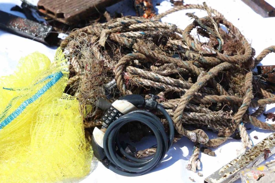 Konyaaltı Sahili’nde Deniz Dibi Ve Kıyı Temizliği Yapıldı