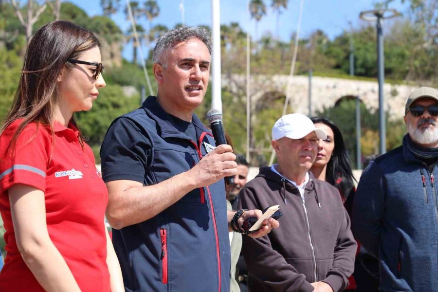Konyaaltı Sahili’nde Deniz Dibi Ve Kıyı Temizliği Yapıldı