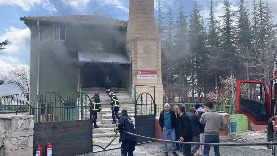 Niğde’de Camide Yangın, Ekiplerin Müdahalesi Sürüyor