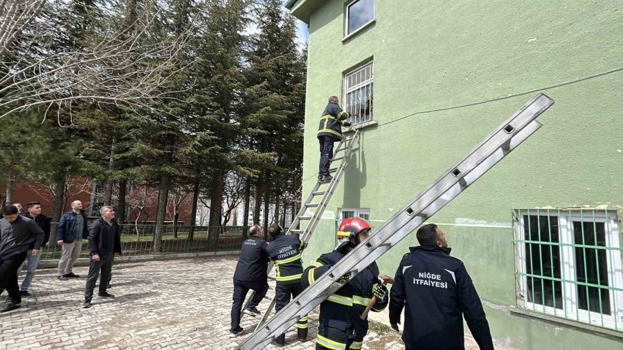 Niğde’de Camide Yangın, Ekiplerin Müdahalesi Sürüyor