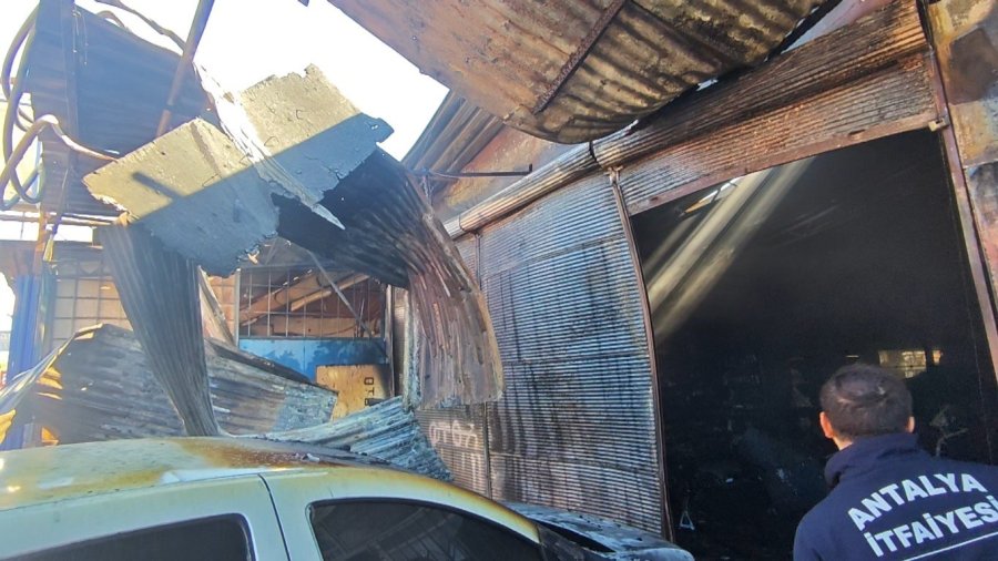 15 Gün Önce Taşıdığı İşyeri Gözlerinin Önünde Küle Döndü