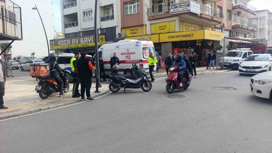 Hafif Ticari Araç İle Motosiklet Çarpıştı O Anlar Güvenlik Kamerasına Yansıdı: 1 Yaralı