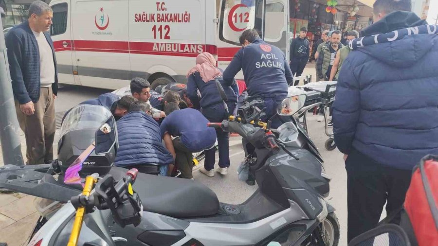 Hafif Ticari Araç İle Motosiklet Çarpıştı O Anlar Güvenlik Kamerasına Yansıdı: 1 Yaralı