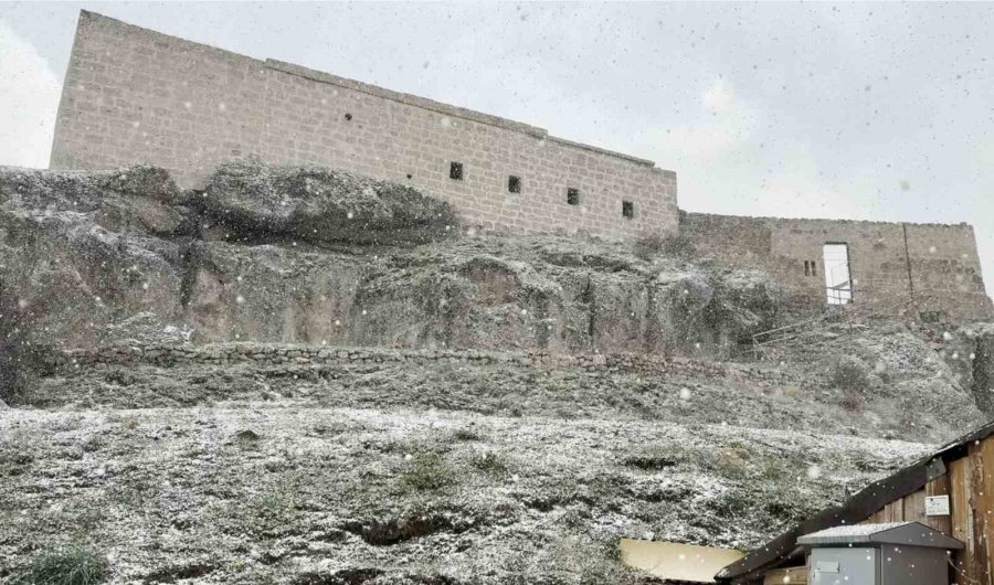 Nisan Ayı Ortasında Aksaray’da Kar Yağışı Devam Ediyor