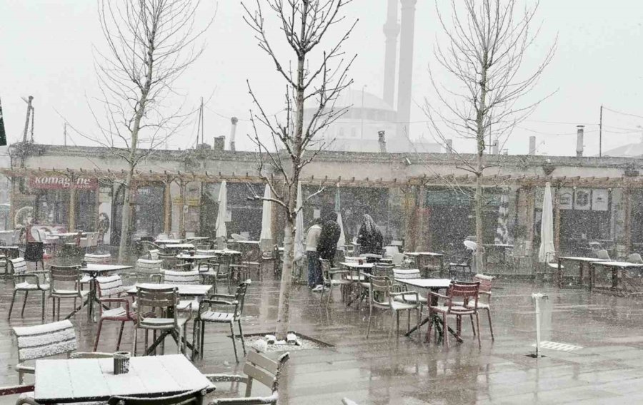 Nisan Ayı Ortasında Aksaray’da Kar Yağışı Devam Ediyor