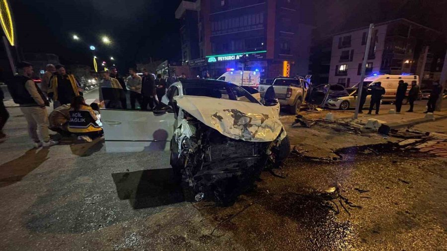 Pikap İle Otomobilin Çarpıştığı Kazada Ortalık Savaş Alanına Döndü: 6 Yaralı
