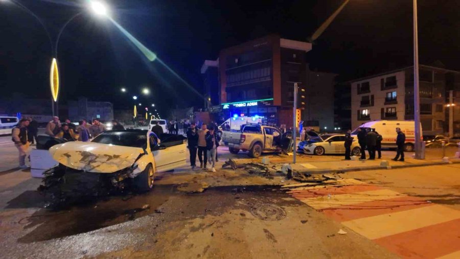 Pikap İle Otomobilin Çarpıştığı Kazada Ortalık Savaş Alanına Döndü: 6 Yaralı