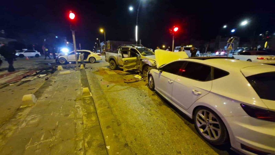 Pikap İle Otomobilin Çarpıştığı Kazada Ortalık Savaş Alanına Döndü: 6 Yaralı
