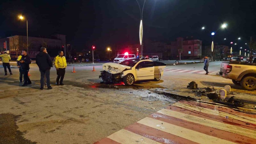 Pikap İle Otomobilin Çarpıştığı Kazada Ortalık Savaş Alanına Döndü: 6 Yaralı