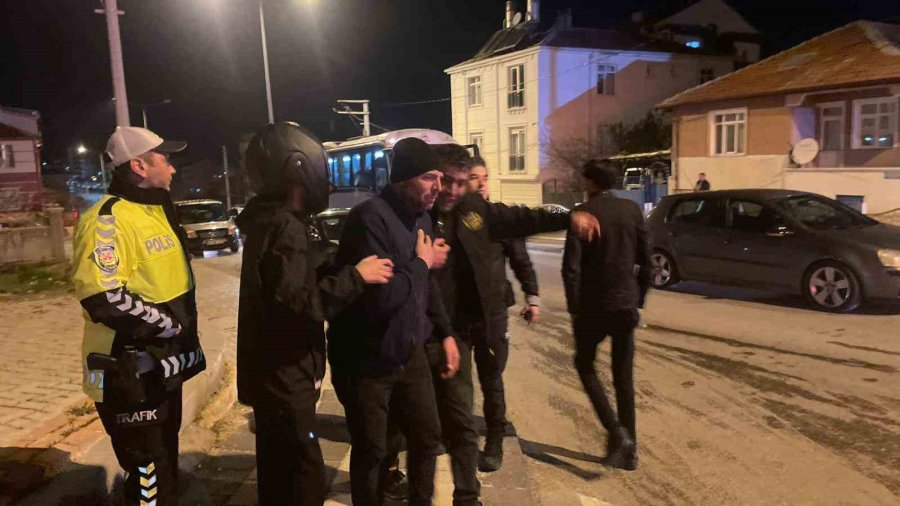 Pikap İle Otomobilin Çarpıştığı Kazada Ortalık Savaş Alanına Döndü: 6 Yaralı