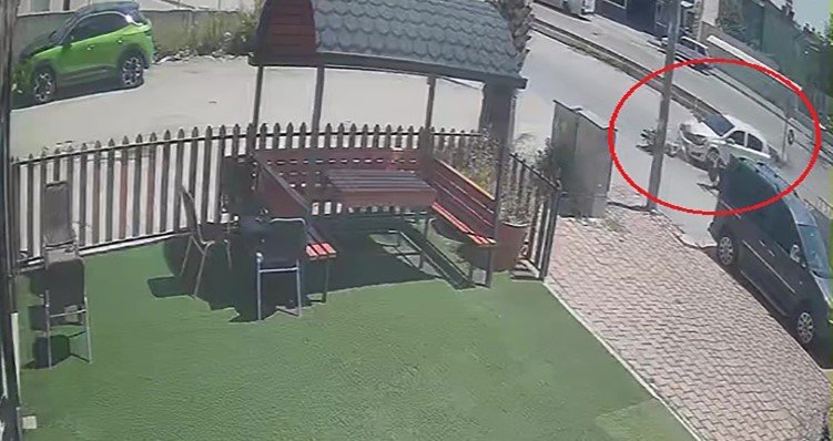 Otomobille Motosikletin Çarpıştığı Kaza Güvenlik Kamerasında: 1 Yaralı
