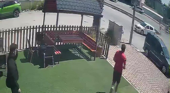 Otomobille Motosikletin Çarpıştığı Kaza Güvenlik Kamerasında: 1 Yaralı